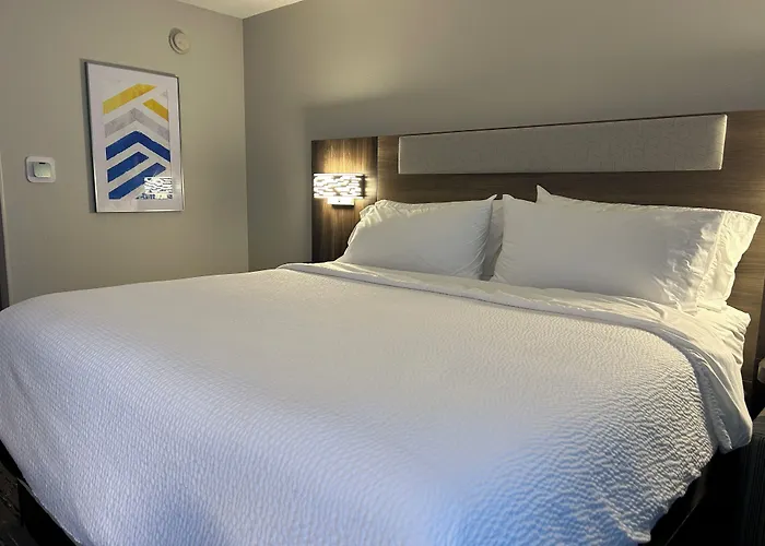 Express By Ihg Hotel Crestwood