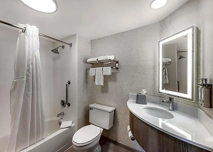 Express By Ihg Hotel Crestwood