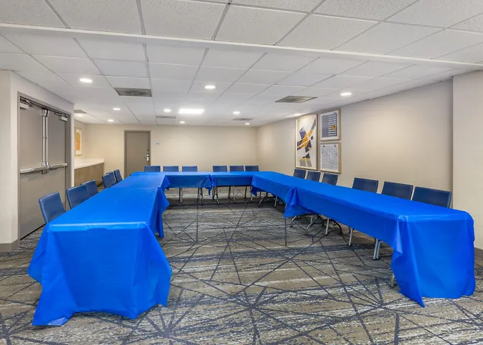 Express By Ihg Hotel Crestwood